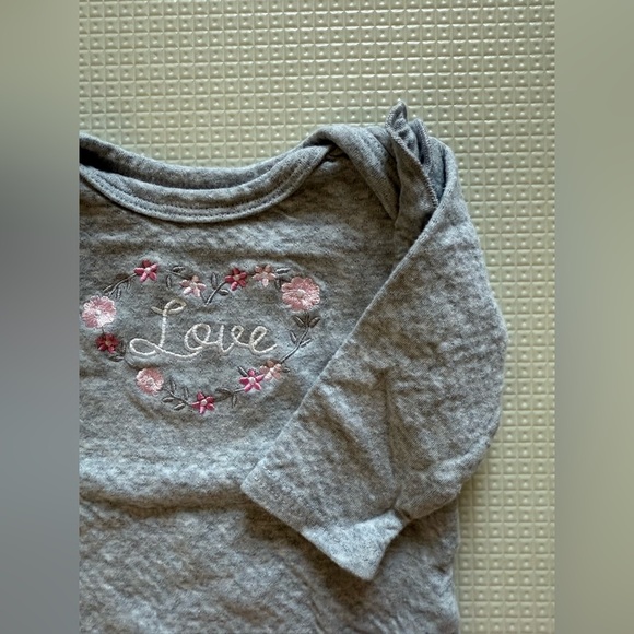 Carters|Baby girl outfit,Gray textured long sleeve w LOVE floral design & jeans• - Picture 3 of 5